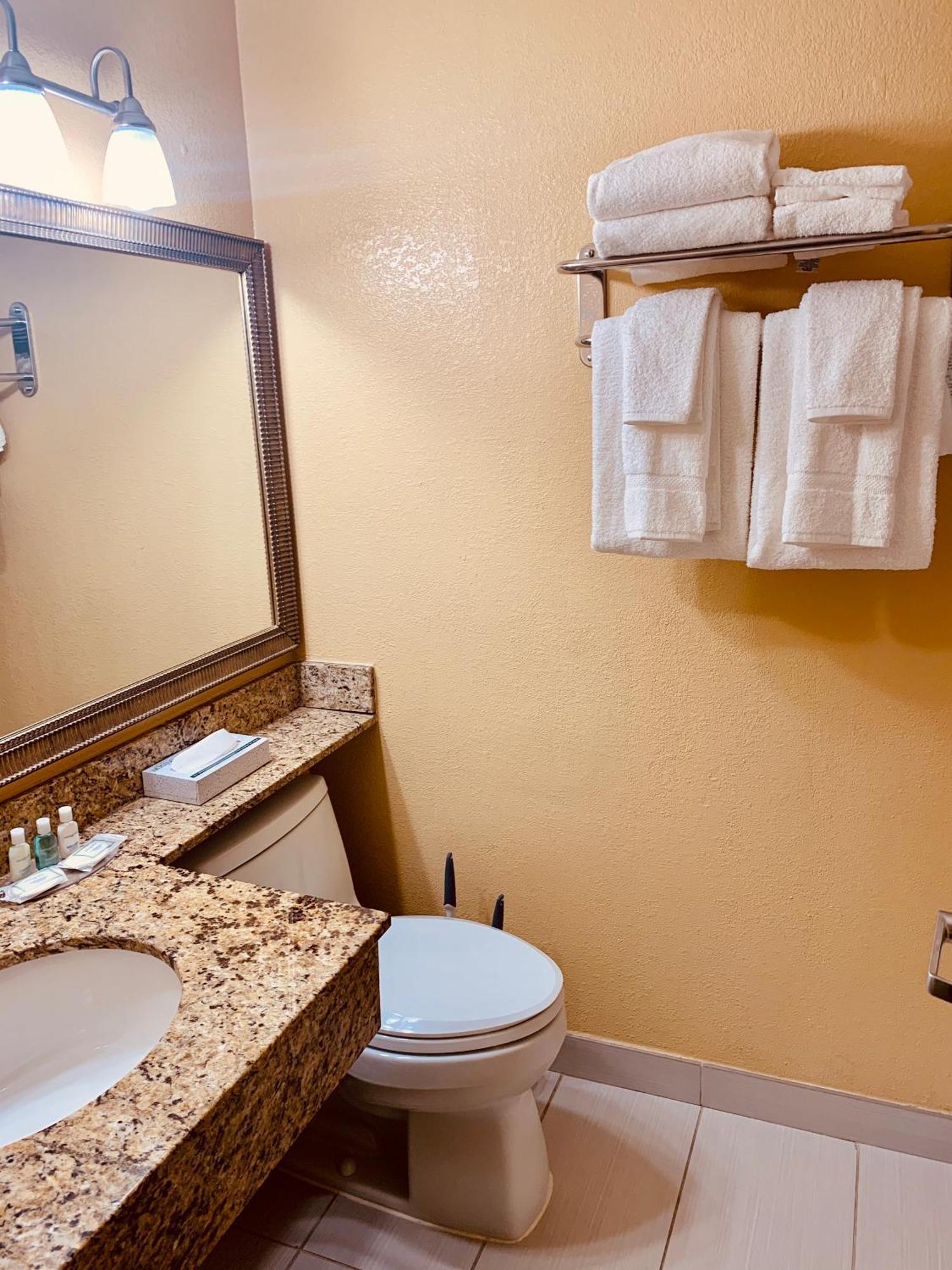 Regency Inn & Suites New London Mystic المظهر الخارجي الصورة